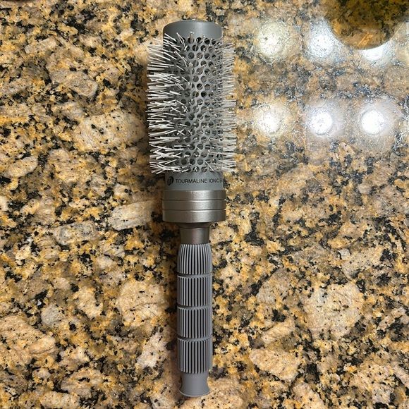 T3 Volume 2.5” tourmaline ionic round brush - Picture 1 of 5